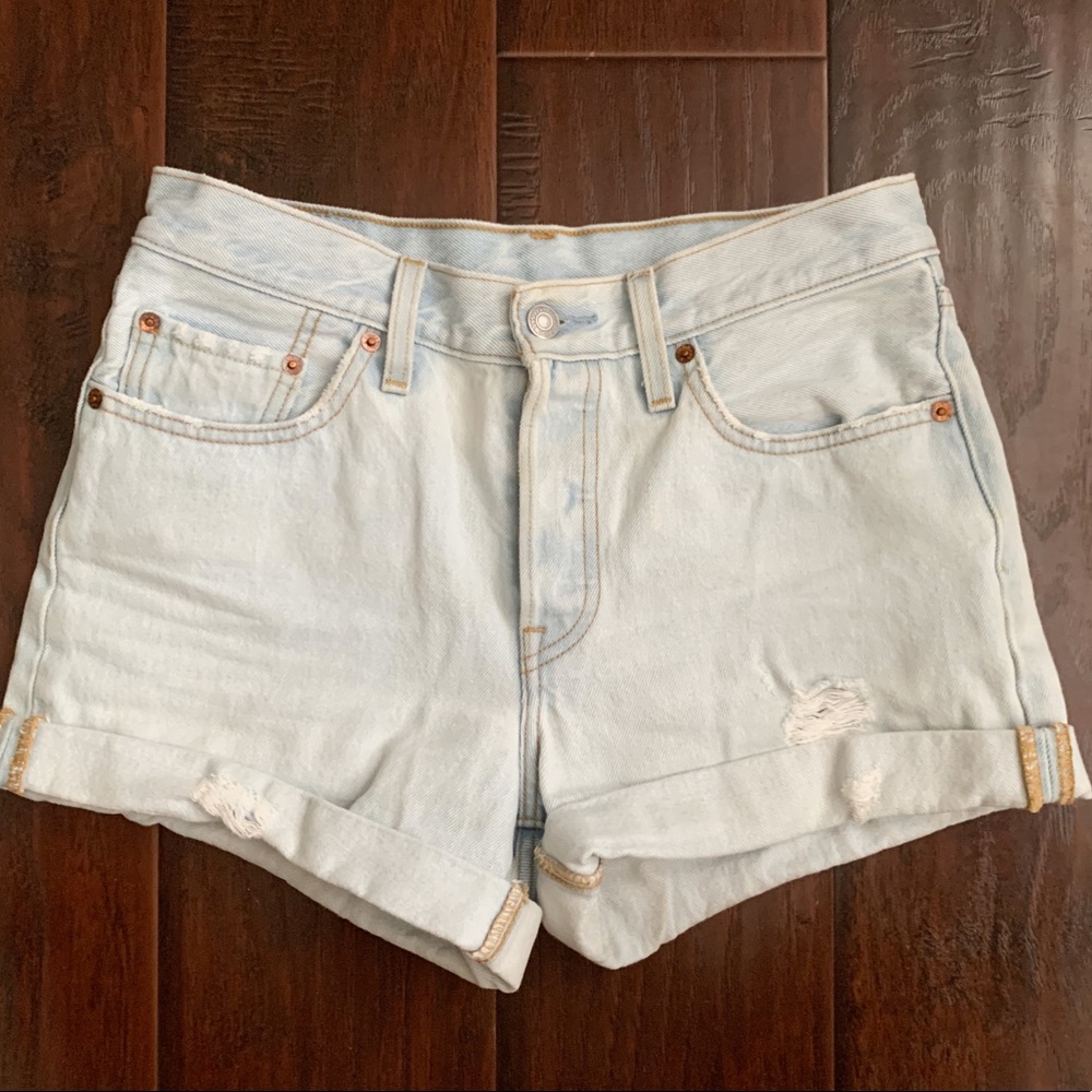 Levi’s 501 Long Shorts in Light Wash